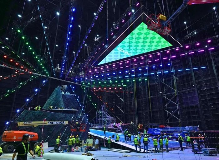 沙特EWC电竞世界杯携手洲明集团旗下雷迪奥，呈现世界级舞美。图为搭建现场