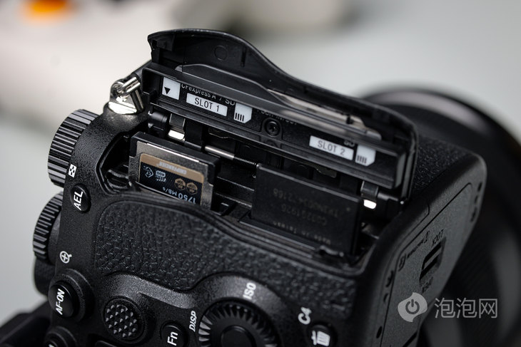 双卡槽设计，卡槽1升级为CFexpress Type-A+SD卡