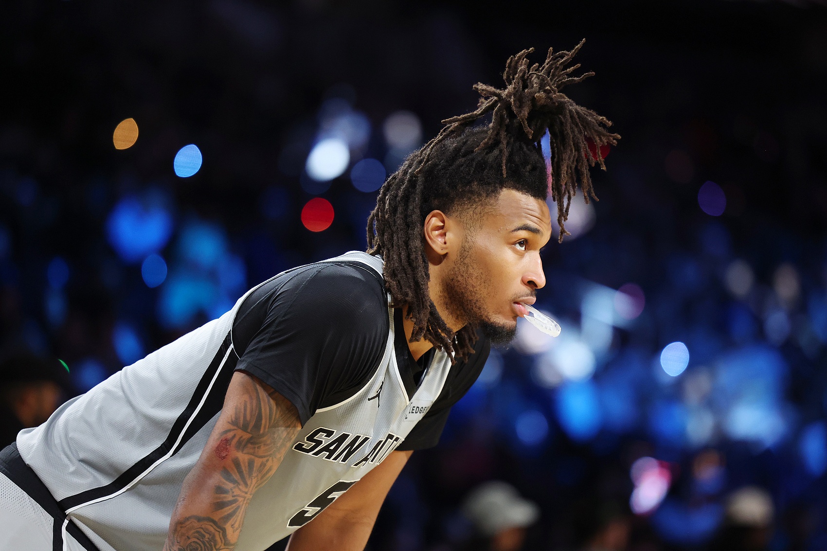 都是天赋满满！本赛季仅2名二年级球员场均15+：卡斯尔 萨尔