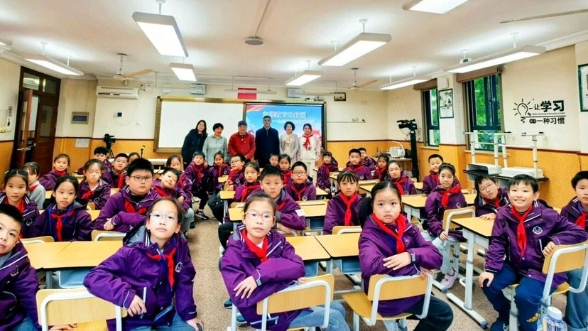 “五老”传红色薪火 长宁江苏路街道进校园开展爱国主义教育课