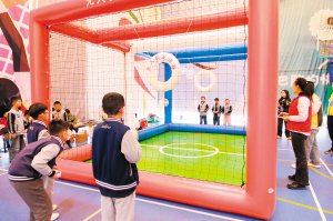 图为小选手比拼无人机技能。赛事组委会供图