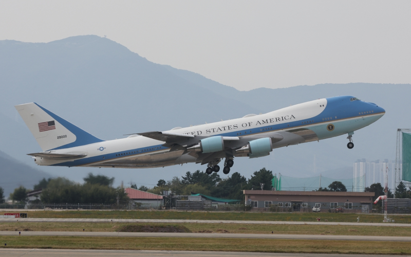 ▲资料图：当地时间2025年10月30日，韩国釜山，美国总统特朗普乘“空军一号”专机启程返回美国。图/IC photo