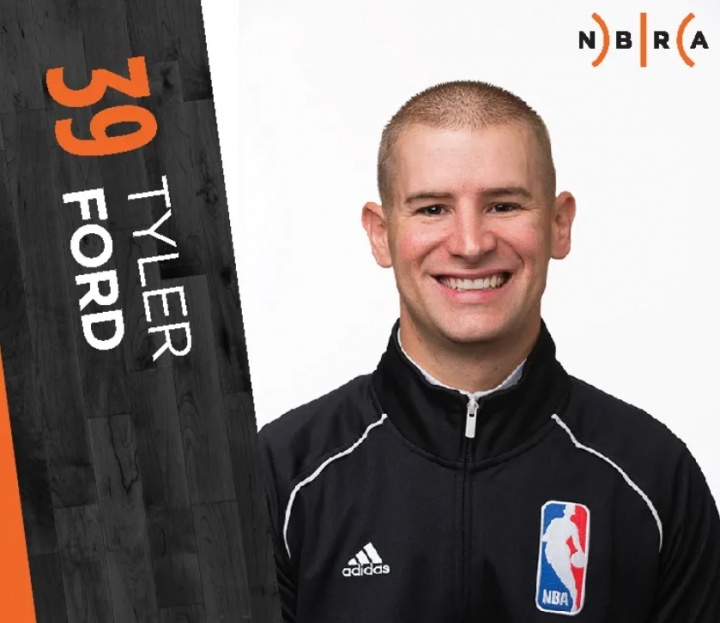 主裁：詹姆斯与裁判的身体接触不是“违反体育道德”动作