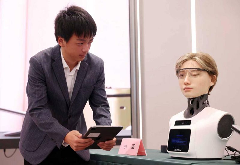 辩论机器人模仿参赛选手做出微表情。