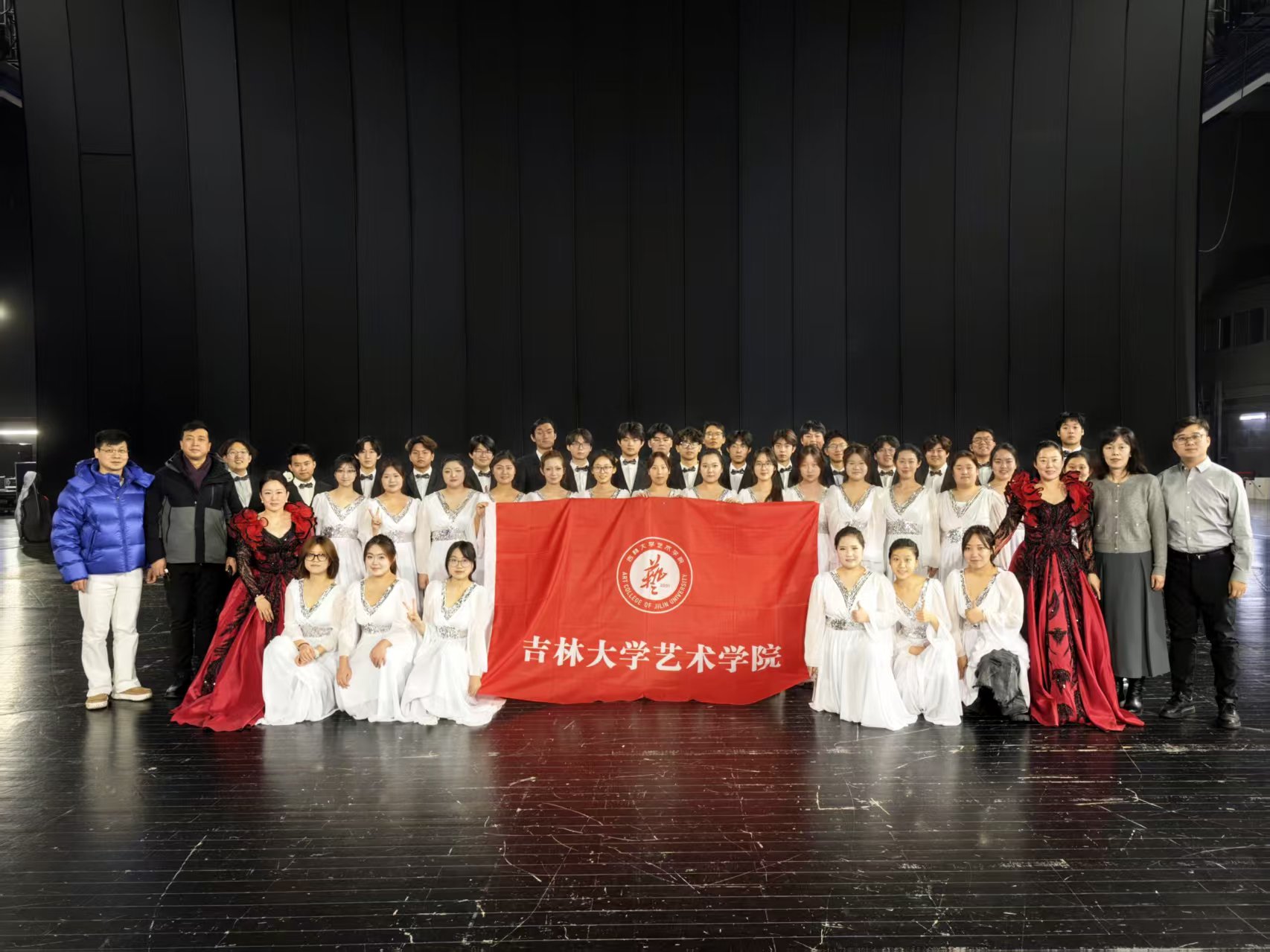 唱响中央歌剧院舞台! 艺术学院师生首次赴京参演《央地和鸣 艺路同行》|央地和鸣 艺路同行|长春市|交响乐团_新浪新闻