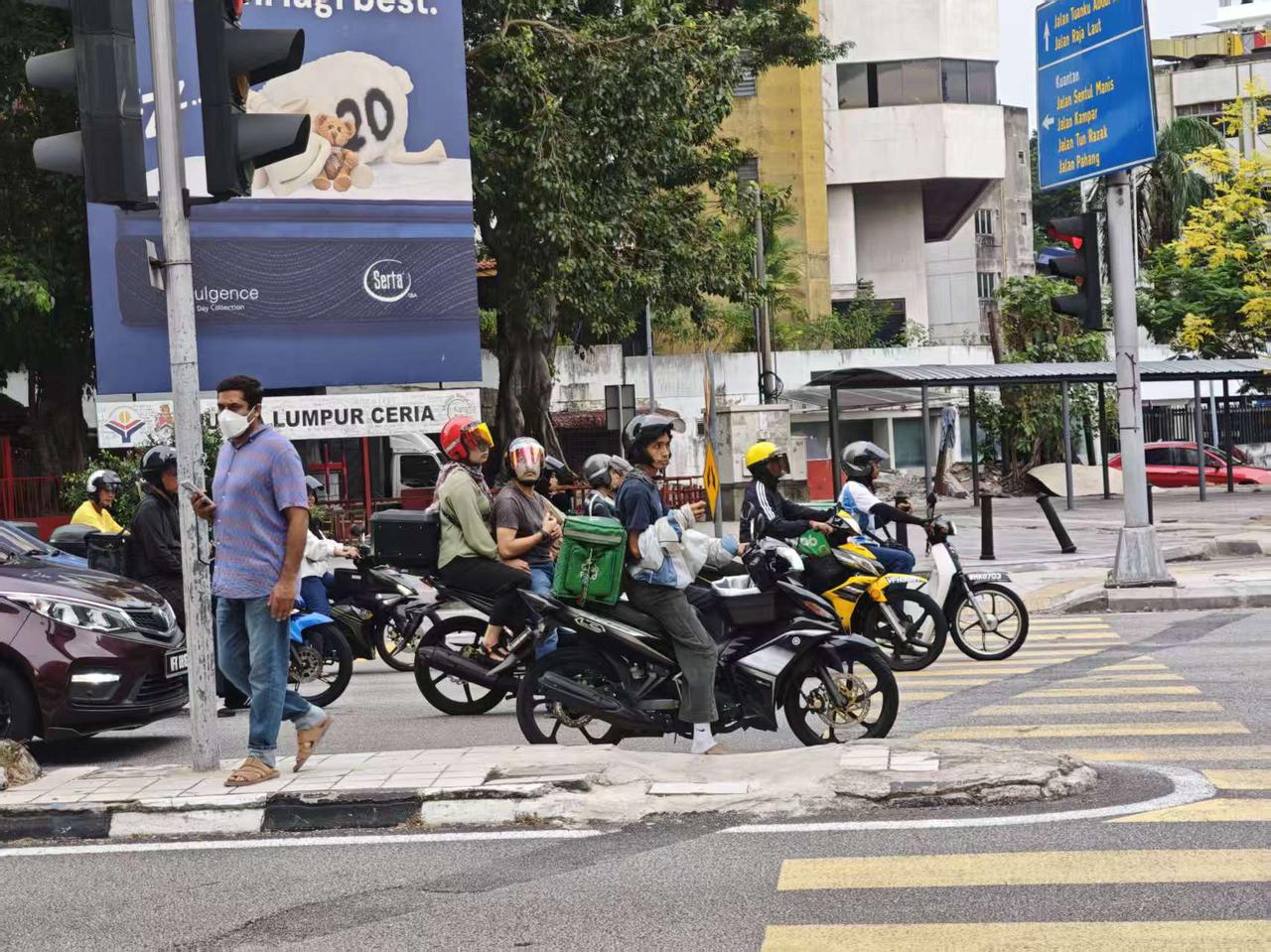 在马来西亚，摩托车是常用交通工具，这里的油价比水价还便宜