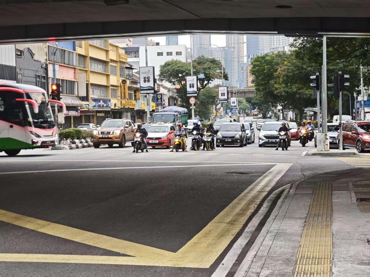 在马来西亚，摩托车是常用交通工具，这里的油价比水价还便宜