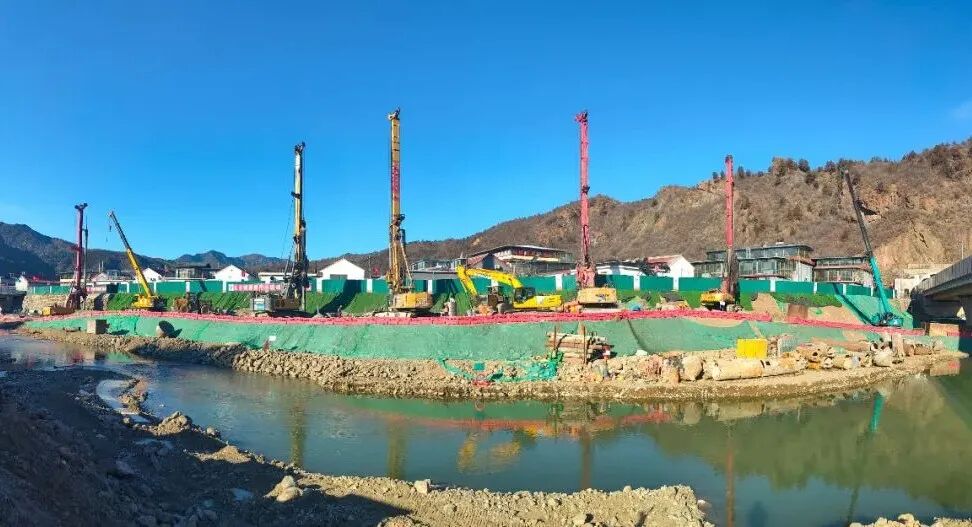 琉璃河老公营村段护村桩板墙（桩基础）施工。