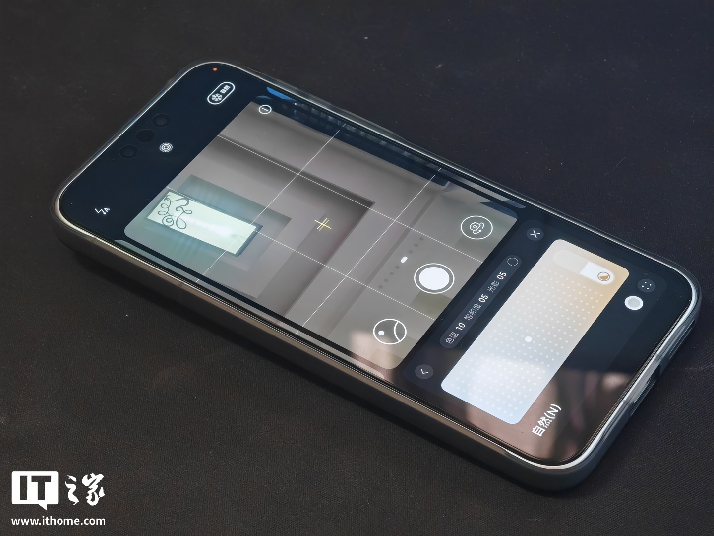 ▲ IT之家实拍：Mate 80 系列手机前摄使用个性色卡功能