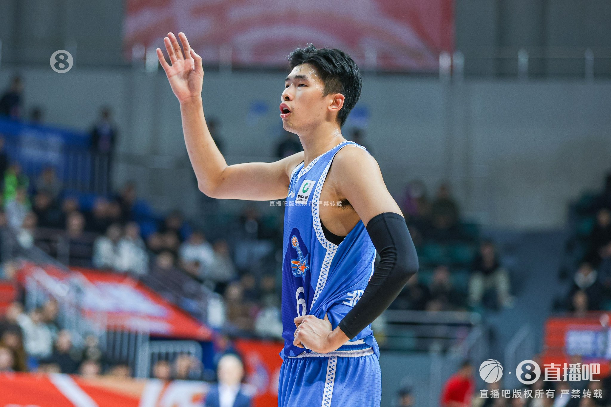 状态不俗！邹阳14中8拿到17分6板1断1帽 正负值+17