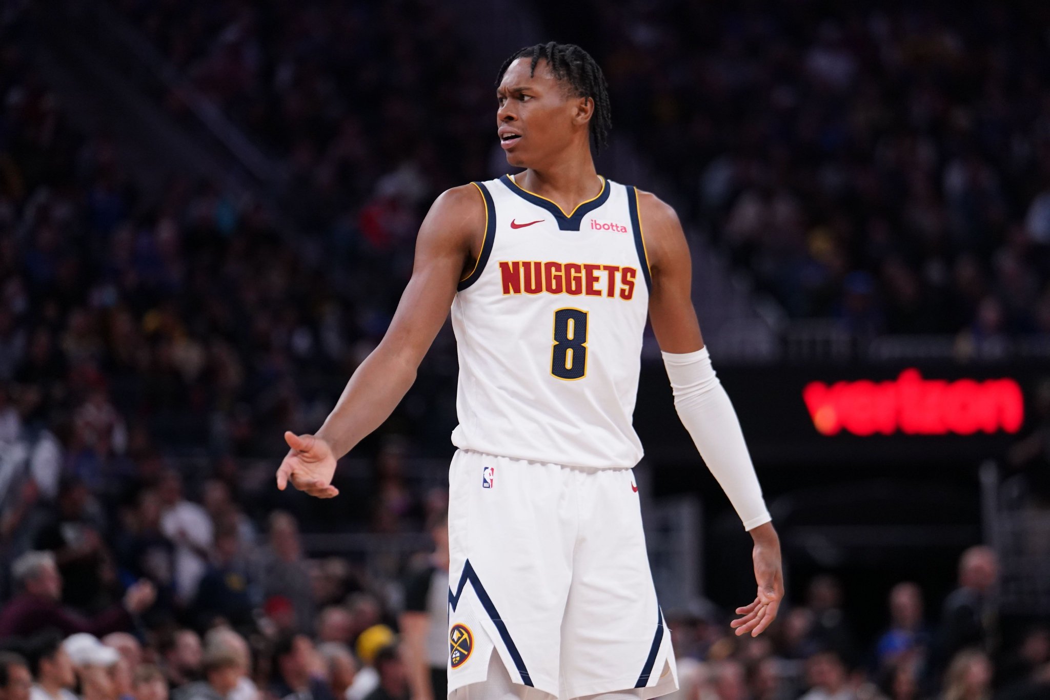 沃特森开场不久就遭遇伤退 阿德尔曼：预计不会是长期伤病