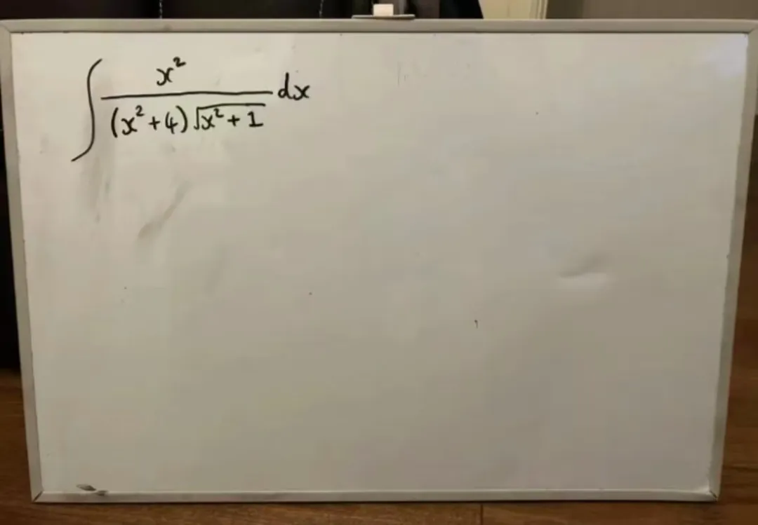 提示词「解给定的积分，并把完整的解写在白板上」｜图片来源：nanobaba2
