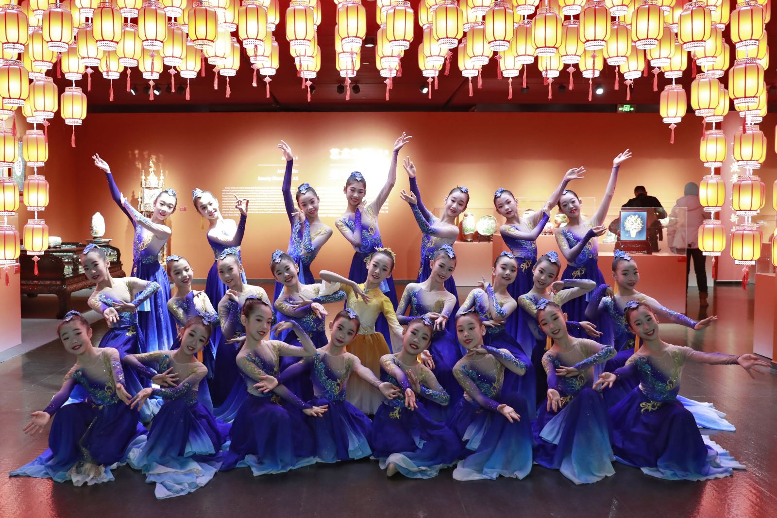 　　景泰蓝题材舞蹈《因蓝》在开幕式上演，这是北京市东城区东四九条小学金帆舞蹈团在展览现场合影留念