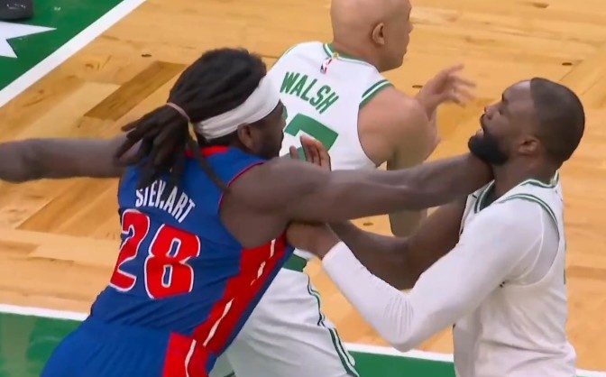 拳脚相向！杰伦·布朗：斯图尔特是个好人 我们就是在闹着玩儿呢