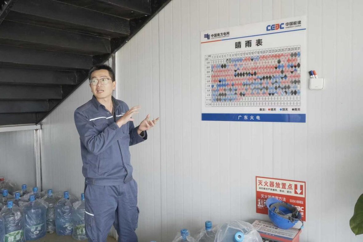 图为湛江供电局项目管理中心副总经理吴畅培向员工强调施工进度。温存　摄