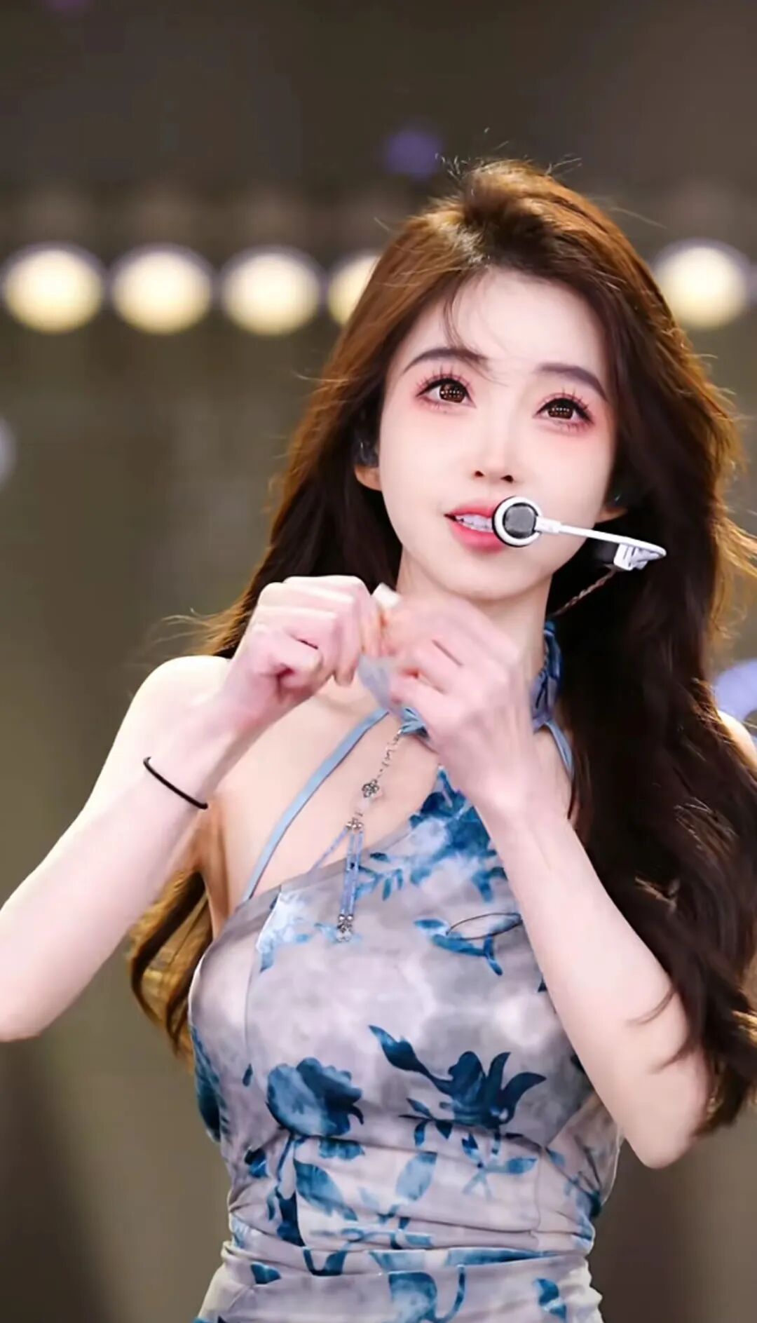 网红冯提莫直播间换装被封，工作人员回应：封禁10分钟后又再播了