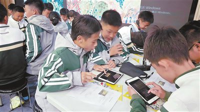 浙江省温州市瓯海区潘桥中学八年级学生用编码制作温州千年商港。 学校供图