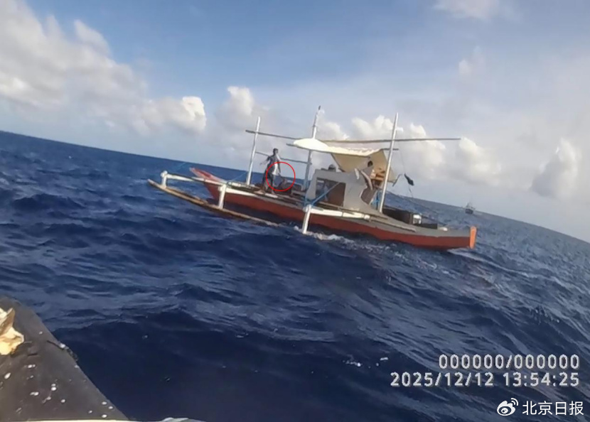 画面公开！菲方人员挥舞长刀挑衅中国海警