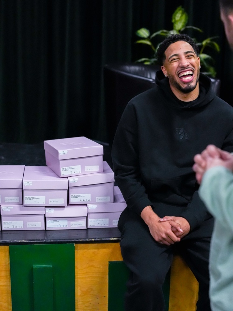 校友福利！哈利伯顿给高中母校篮球队送上专属PE球鞋！