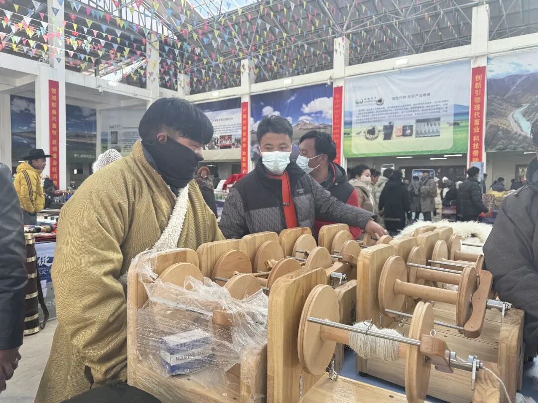 牧民才旺秋培发明第四代电动纺线车,效率提升七倍|电动_新浪财经_新浪网