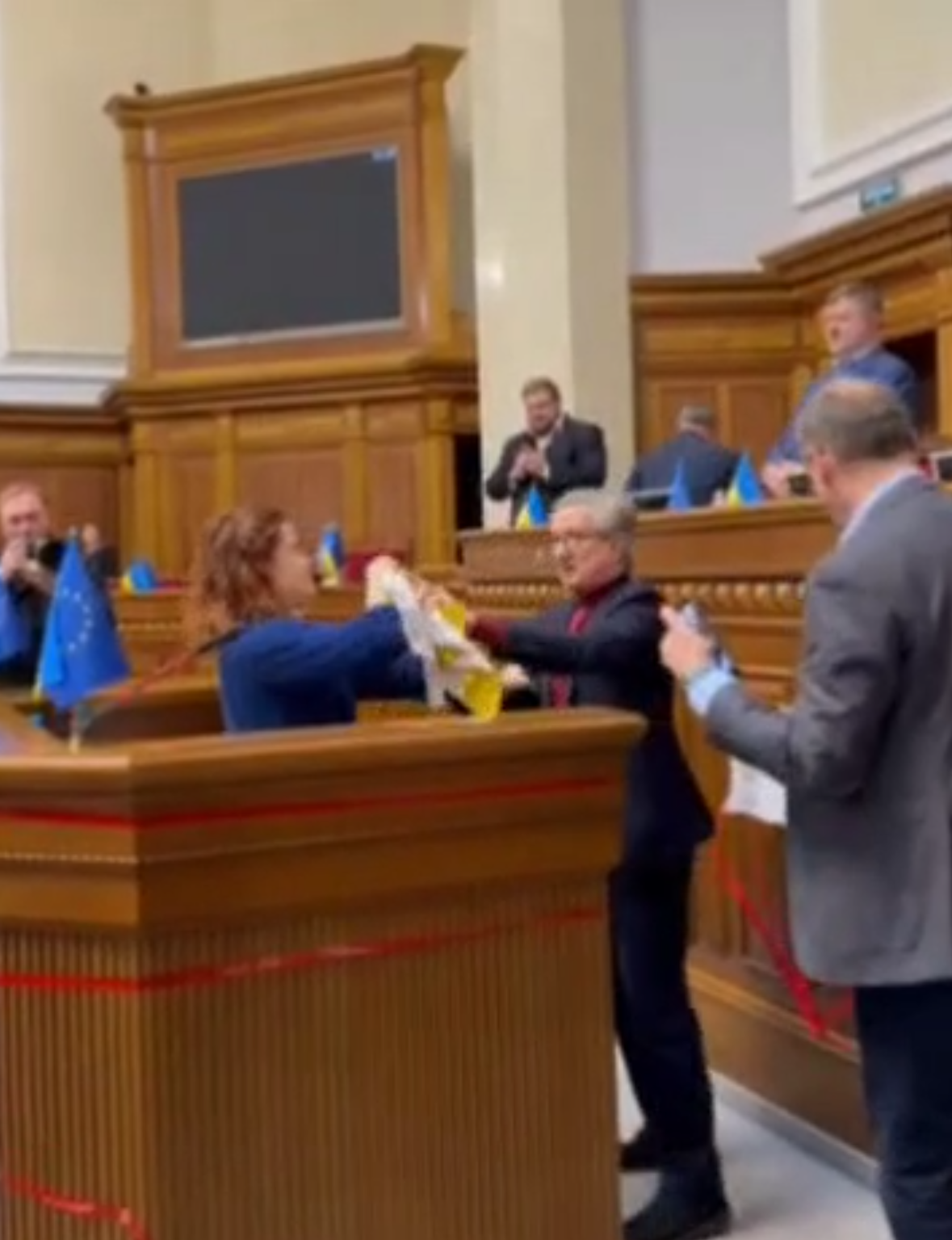 乌媒：乌女议员封锁议会讲台要求罢免乌军总司令，与其他议员爆发肢体冲突