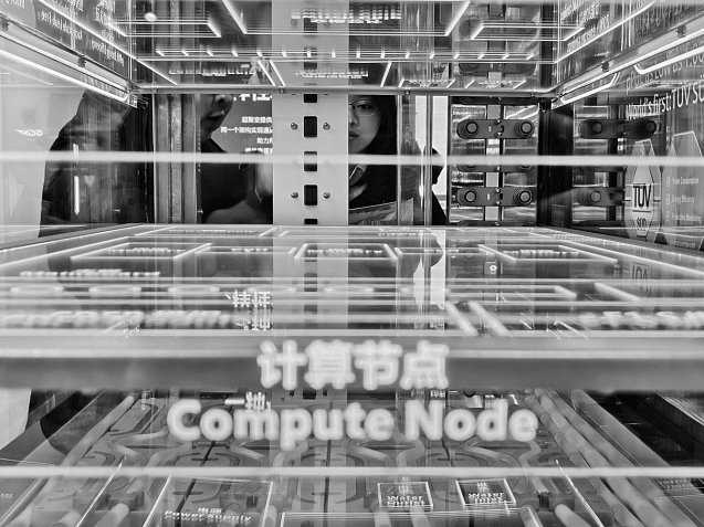 多元智算即插即用超级集群系统可实现不同芯片模组的自动识别。