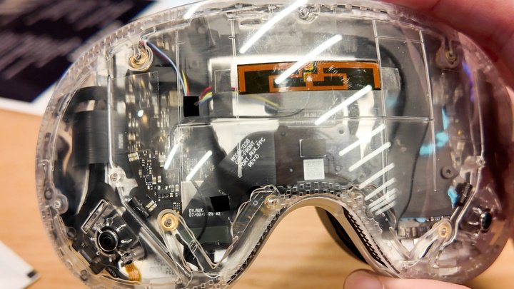 ▲ Valve 展示的透明版 Steam Frame 原型机｜PC Gamer