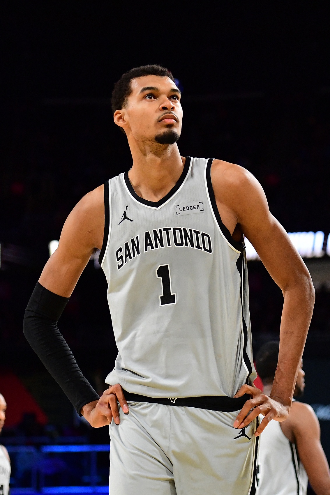 末节崩盘！马刺第四节仅得19分遭遇逆转 面对高强度防守无计可施