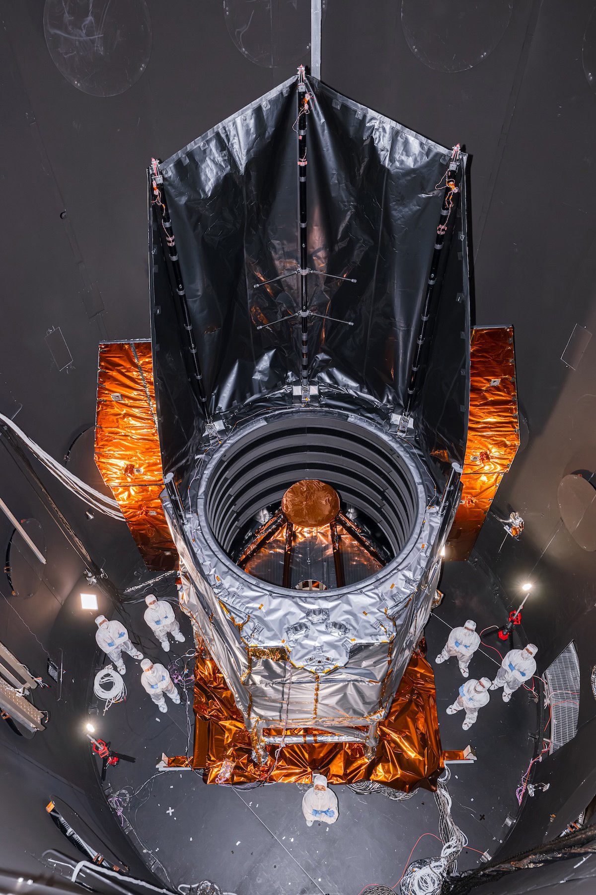 位于马里兰州 NASA 戈达德太空飞行中心的热真空室内的罗马太空望远镜的外筒部分。图源：NASA / 悉尼・罗德