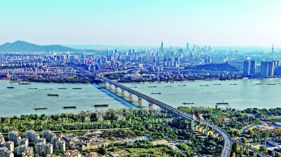 长江南京段和南京长江大桥。新华社发