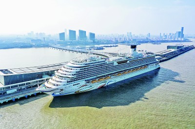 国产首艘大型邮轮“爱达·魔都号”停靠在上海吴淞口国际邮轮港。新华社发