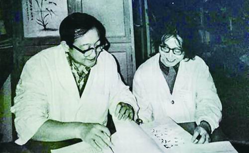 1986年，吴旻（左）正在指导博士生胡楠。中国医学科学院肿瘤医院供图