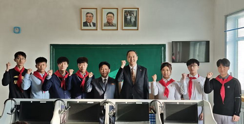 驻清津总领事金燕光访问清津中国人高级中学