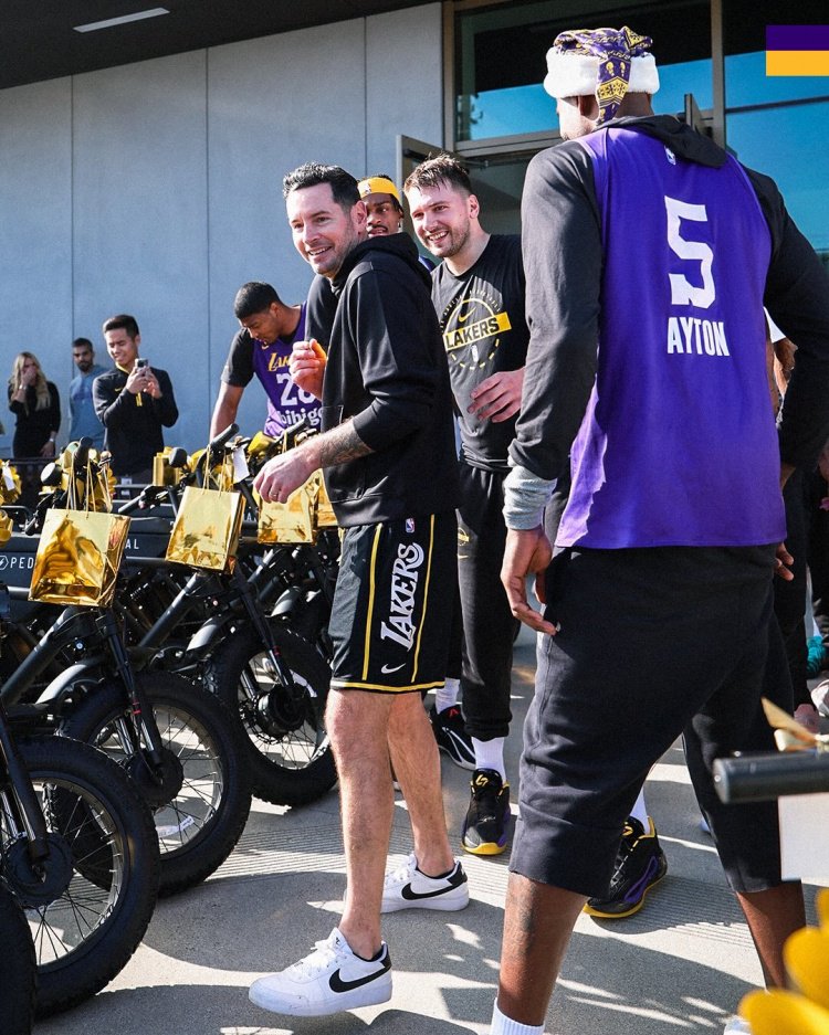 雷迪克：东契奇总送出了103份礼物 我很期待骑着它去海边