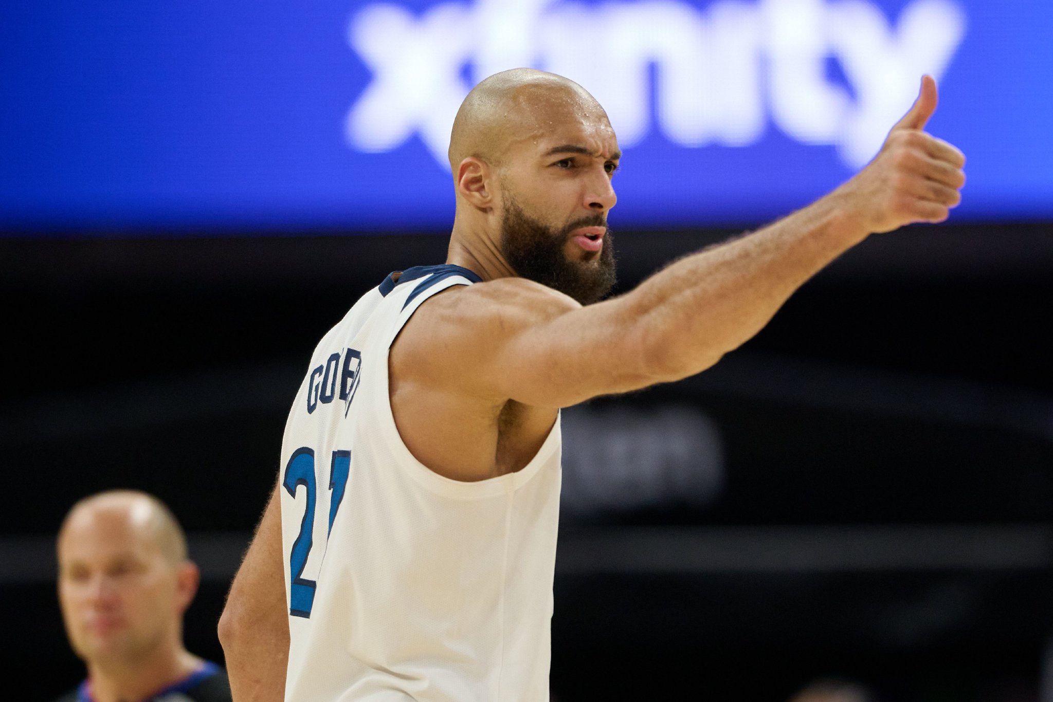 爸辅加成！戈贝尔半场7中5高效拿到10分9板3助1帽