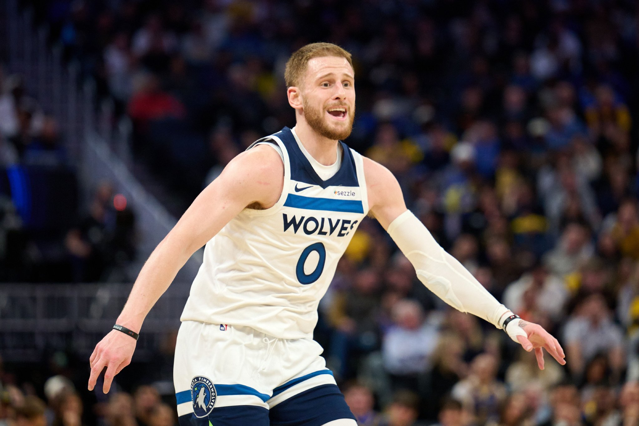 迪文谈进攻乏力：我们要迅速做出决策 把对方的防守调动起来