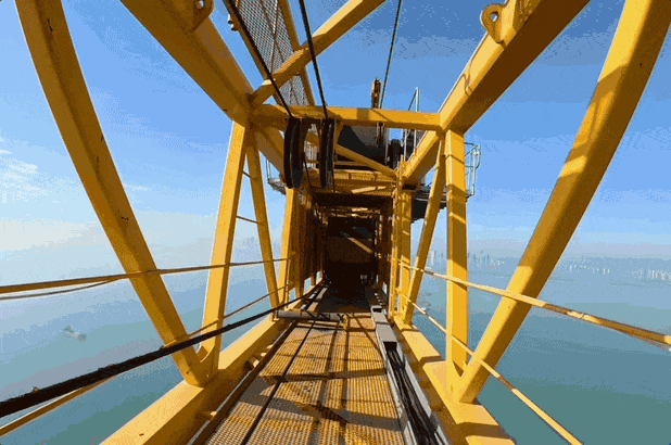 李建国在攀爬钢梯