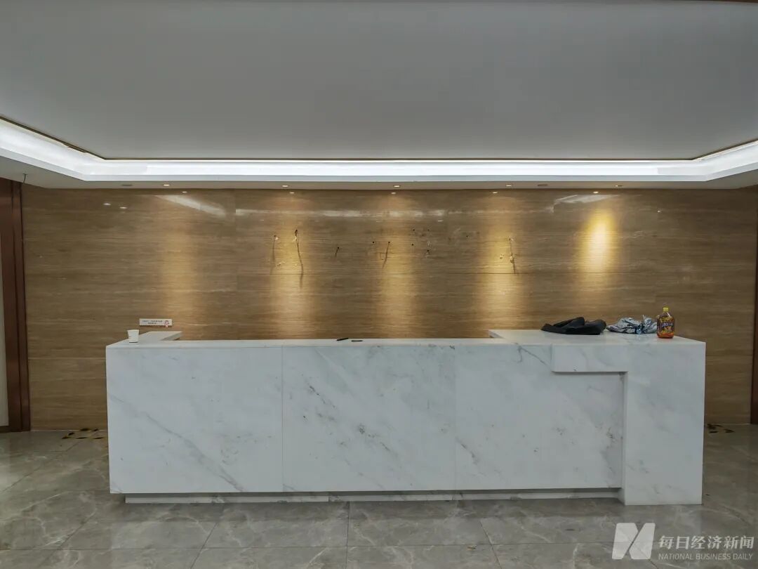 12月17日晚，金雅福总部办公室前台，公司名称字样已摘下。 图片来源：每经记者 孔泽思 摄
