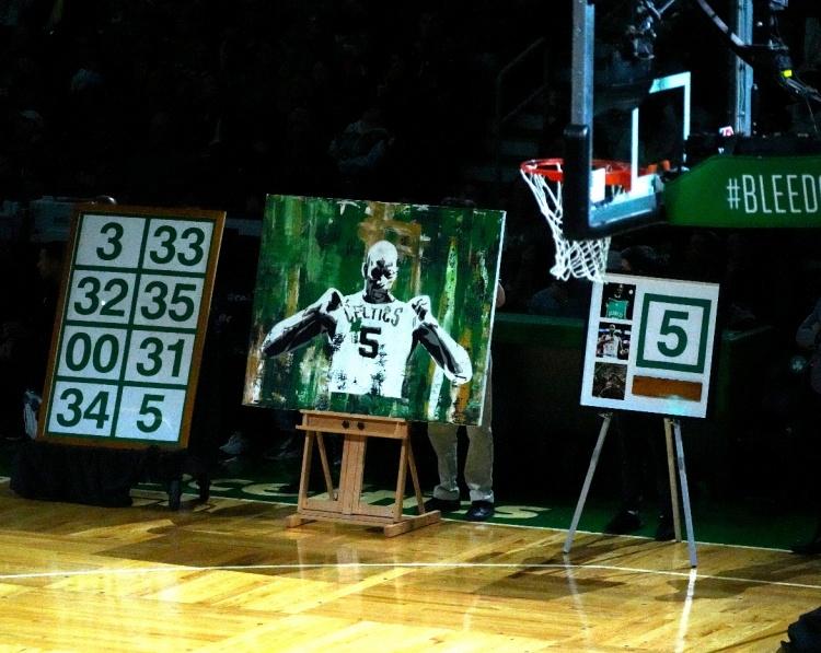 5号+21号定义KG！加内特在森林狼和凯尔特人都退役了球衣