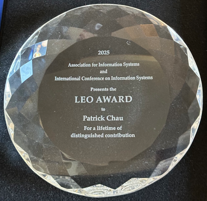 周荫强获得的国际信息系统协会颁发的LEO奖。北师香港浸会大学 供图