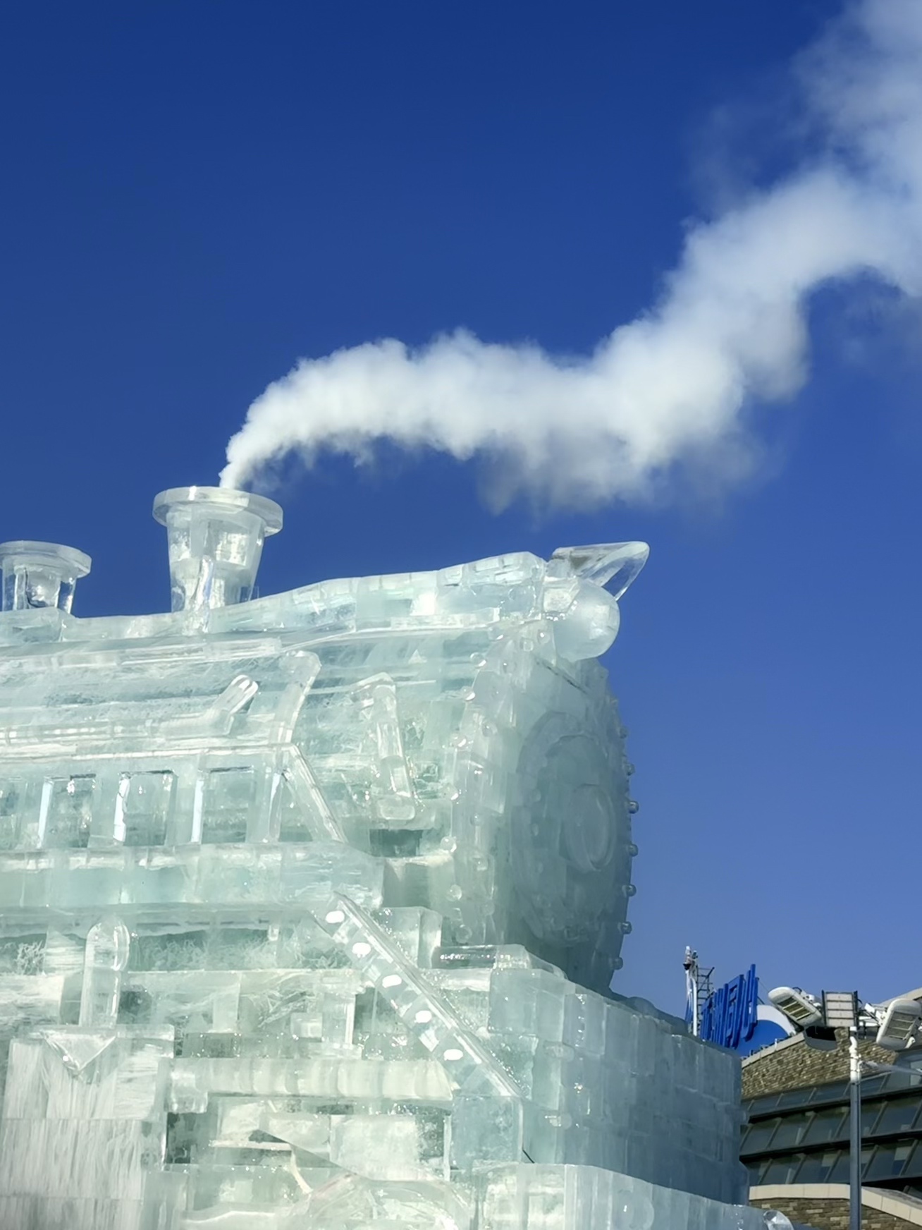 蒸汽火车造型冰雕，受访者供图