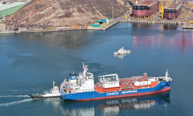 大连海事局“海巡03001”轮护航受注船进港靠泊。大连海事局供图
