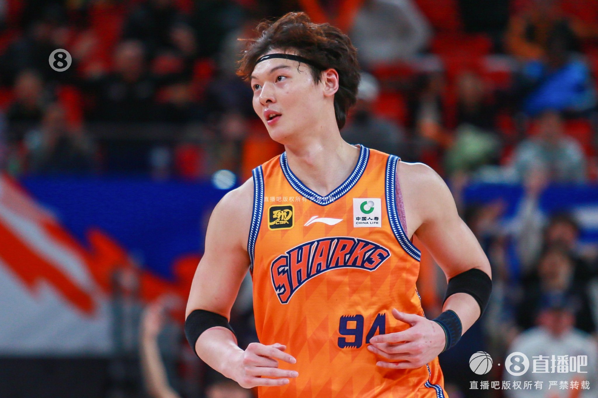 效率不错！王哲林半场5中4拿到10分4板1断