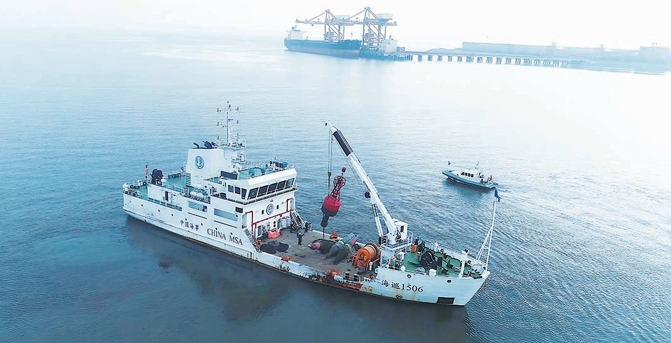 丹东港大东港区灯浮标更换作业。