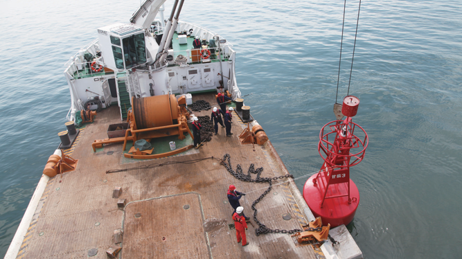 为大连湾海底隧道工程临时航道转换布设航标。