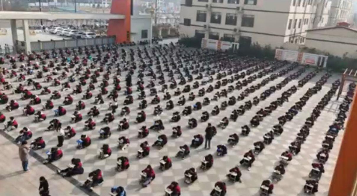 周口一高中数百名学生寒风中趴凳上答题？该校教师：时长仅15分钟的默写小测验，当日有太阳气温在15℃以上