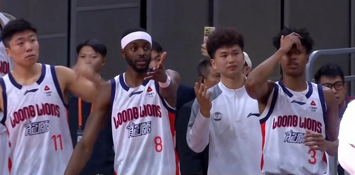 最后3秒广州对徐杰犯规 裁判未响哨！替补席众将摊手饶头疑惑不解