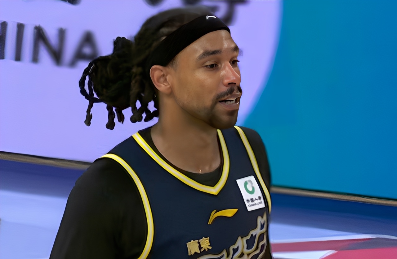 高效两双！萨林杰11中6拿到17分10板2断 罚球7中5