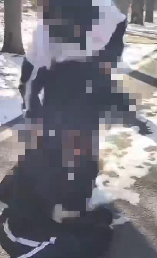 16岁职校女生遭多名同学殴打侮辱，家属称霸凌者至今未道歉和赔偿，7名涉事学生因未成年均未予行政拘留