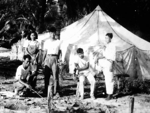 1958年，赵其国（左三）在云南西双版纳进行野外考察。